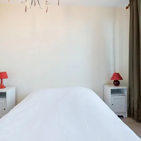 Spacious In Near Town Center Апартаменты *